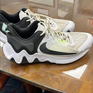 Nike White and Black Wave Sneakers Size 14